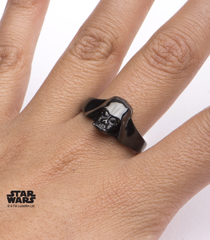 Une bague en diamant Dark Vador, un collier Chewbacca… Découvrez ces  incroyables bijoux Star Wars ! - Télé Loisirs