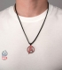 Pendentif Marvel inox plaqué noir et rouge symbole Avengers