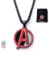 Pendentif Marvel inox plaqué noir et rouge symbole Avengers